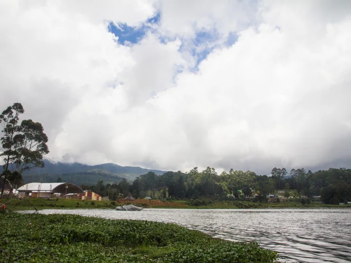 Gregory Lake at Nuwara Eliya with the hills behind it
